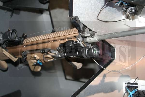 Nowością pokazywaną po raz pierwszy na SHOT Show była latarka M720V – z możliwością zmiany trybu pracy z dziennego na nocny (oświetlając w podczerwieni, do współpracy z goglami noktowizyjnymi). Jej kształt i wymiary są inspirowane pistoletowym oświetleni.