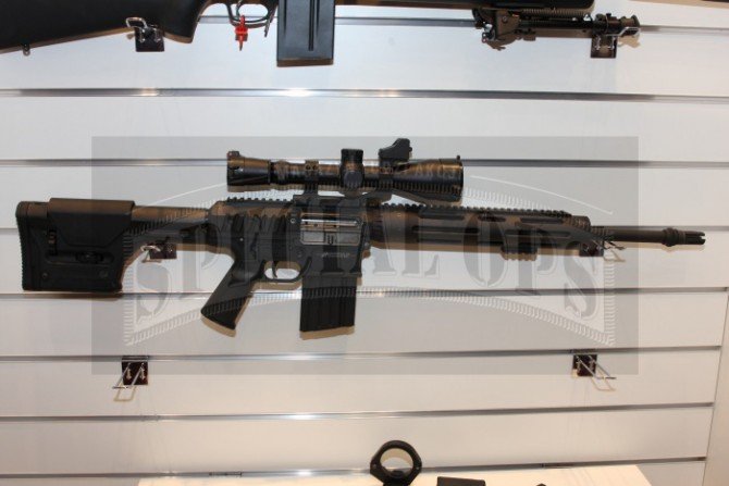 Druga europejska premiera Remington, czyli Semi Automatic Sniper Rifle w kalibrze .308 (7,62 x 51 NATO). Jest to efekt współpracy Remingtona z JP Enterprices i próba wejścia na rynek samopowtarzalnych karabinów snajperskich, o celności poniżej 1 MOA i sk.