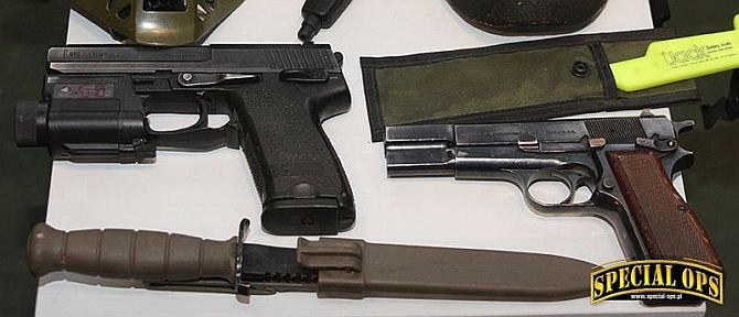 Fot 1. W centralnej części fotografii: po lewej - pistolet 9-mm HK USP z oświetleniem taktycznym Insight Technology UTL M2, a po prawej - pistolet 9-mm FN Browning HP