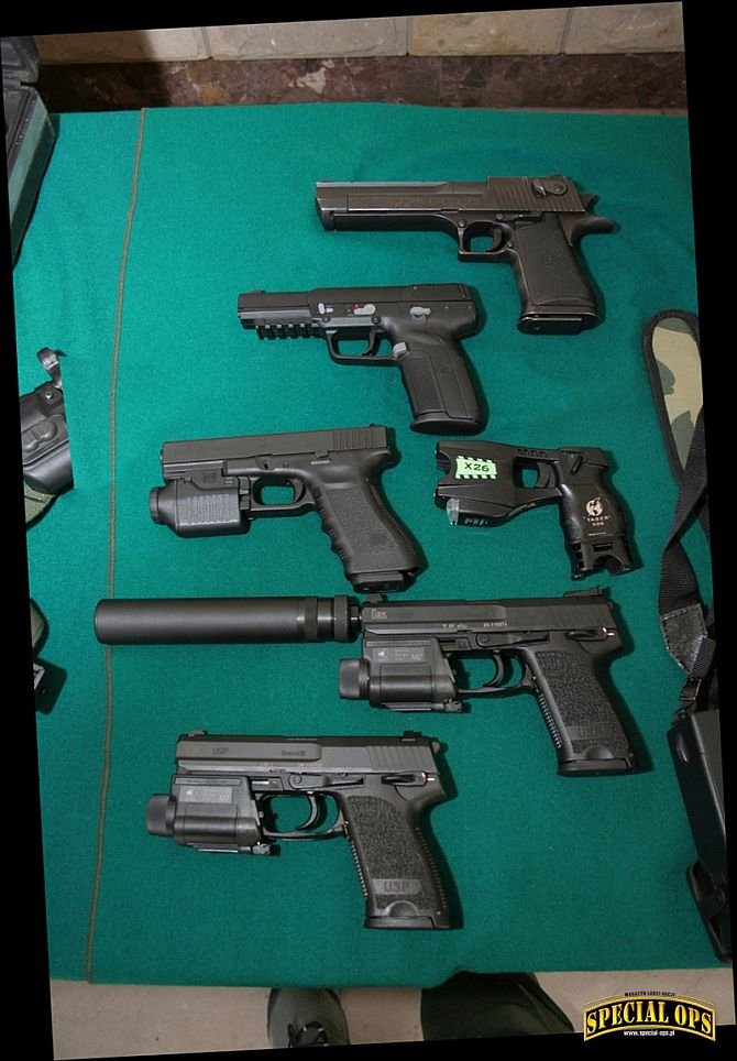 Fot. 2. Pistolety: IMI Desert Eagle, FiveSeven, Glock 17, Taser X26, HK USP 9 SD oraz HK USP.