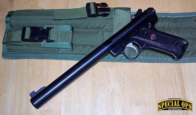 Fot. 3. Pistolet „hush puppy” Ruger Mk II z integralnym tłumikiem dźwięku.
