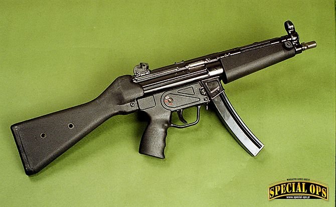 Fot. 6. Pierwszy standardowy typ z kolbą stałą, zwykłym łożem i starym mechanizmem spustowym SEF - MP5A2.