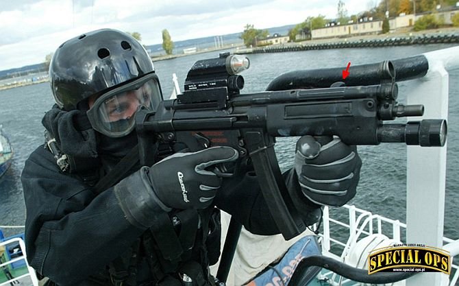 Fot. 8  Operator wodnego Zespołu Bojowego B (około 2000 r.) z 9-mm pm HK MP5A5 z łożem M628 z oświetleniem taktycznym SureFire oraz celownikiem kolimatorowym Kern RV.