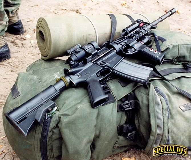 Fot. 15. Pierwszy 5,56-mm kbk M4 w arsenale GROM: KAC SR-16 Carbine z celownikiem kolimatorowym Aimpoint Comp M (M68  CCO), wskaźnikiem laserowym oraz charakterystycznym chwytem przednim KAC z latarką taktyczną SureFire 6P Classic.