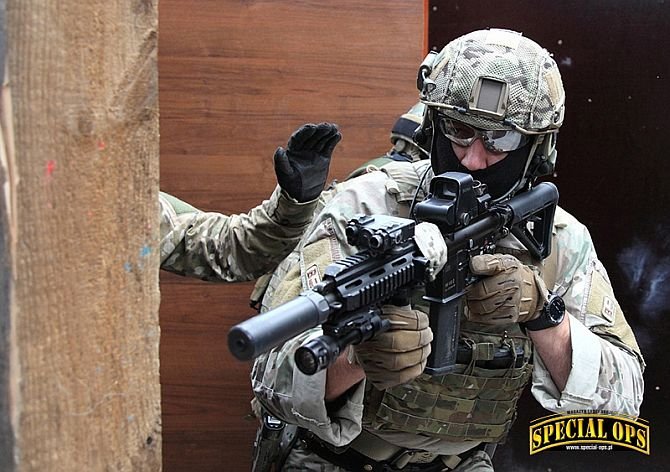 Fot. 19. Operator JW GROM z 5,56-mm kbk HK416D10RS z kolbą Magpul MOE, celownikiem holograficznym EOTech XPS3, wskaźnikiem laserowym DBAL-A2, dodatkowym chwytem przednim VFG, oświetleniem taktycznym SureFire M952V i tłumikiem dźwięku SureFire SOCOM556-Mi.