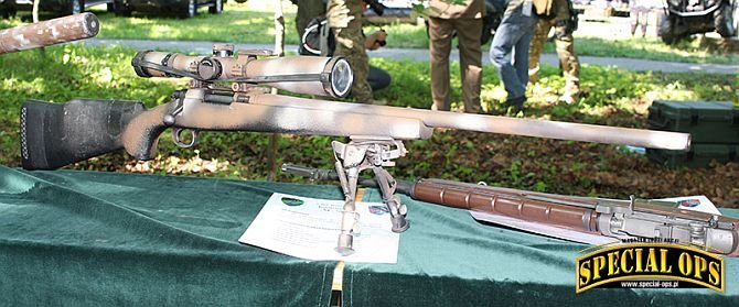 Fot. 4. Amerykańska klasyka: Remington M700 BDL long action na amunicję .308 Winchester, ze smukłą osadą McMillan HTG (General Purpose Hunting) na dwójnogu Harrisa. Obok samopowtarzalny XM21.