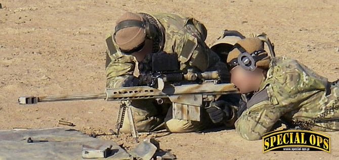 Fot. 14. Żołnierze GROM w Afganistanie z 12,7-mm wielkokalibrowym samopowtarzalnym karabinem wyborowym Barrett „Light Fifty” M82A1M (M107).