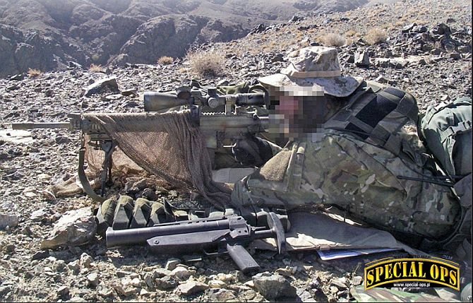 Fot. 19. Snajper JW GROM w Afganistanie z 7,62-mm kbw BAR-10, obok leży 40-mm granatnik HK69A1.