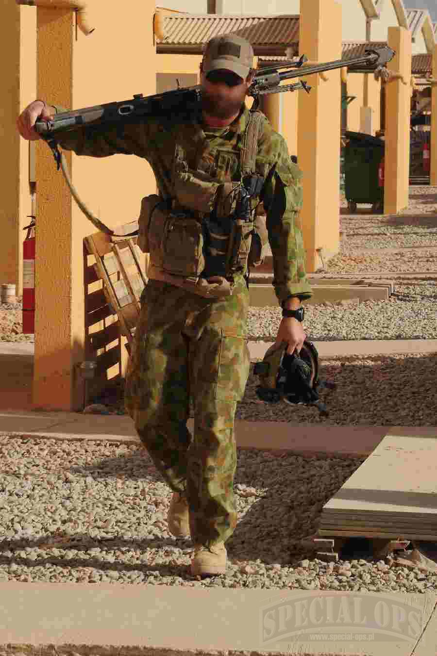 Snajper z australijskiej grupy zadaniowej SOTG w Afganistanie z karabinem wyborowym Barrett M82A1 (tylko na uzbrojeniu jednostek specjalnych Australii - regularna armia wykorzystuje powtarzalne 12,7-mm karabiny Accuracy International AW50F). W listopadzi.