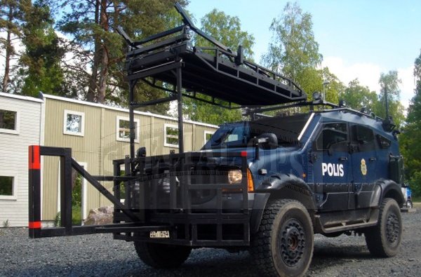 Używane przez szwedzką jednostkę AT SandCaty posiadają bogate specjalistyczne wyposażenie zainstalowane w większości już w Szwecji. Należą do niego m.in. środki łączności, środki obserwacji, dodatkowe oświetlenie, podesty, rampy, tarany itp. Plasan Sasa Ltd., Oshkosh Defence, Mateusz J. Multarzyński