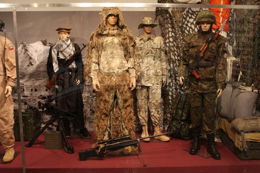 Po środku strój strzelca wyborowego st. szer . Wojciecha Bartczaka z 18. Bielskiego Batalionu
Powietrzno-Desantowego z I zmiany Polskiego Kontyngentu Wojskowego w Afganistanie.