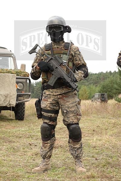Chorwacki komandos z Batalionu Operacji Specjalnych (Bojna za specijalna djelovanja) w mundurze pokrytym kamuflażem pikselowym, uzbrojony w karabinek H&K G36C.