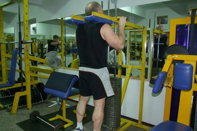 Maciej Kowalski prezentuje trening mięśni łydek
