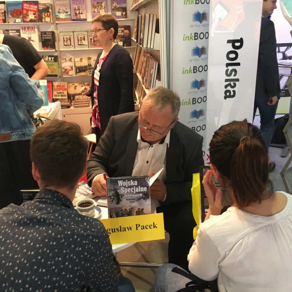Bogusław Pacek podpisuje swoją najnowszą książkę "Wojska Specjalne Sił Zbrojnych RP" podczas MSPO 2019 w Kielcach