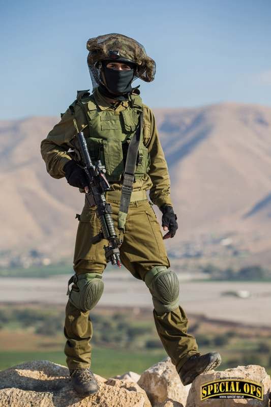 Izraelscy komandosi noszą typowe oliwkowo-zielone mundury polowe IDF (Class B), ale także w zależności od środowiska działania umundurowanie
w amerykańskich kamuflażach woodland i desert oraz wiele rodzajów luźnych kombinezonów maskujących.
Specyficzny.