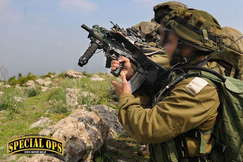 Podstawowa broń indywidualna izraelskich komandosów to amerykańskie 5,56-mm kbk i subkbk Colt M4 lub bardzo krótkie krajowe IWI Micro-Tavor (X-95) w układzie bull-pup na te same magazynki. Uzupełniają je 9-mm pistolety Glock 17 i 19 (w tym wersje C) lub .