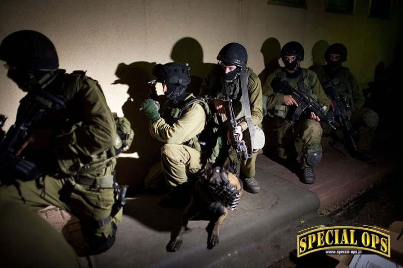 Zespołom bojowym sił specjalnych IDF często towarzyszą podczas szkolenia i operacji przewodnicy z psami bojowymi z jednostki Oketz.