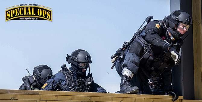 Policjanci z BT w nowych, lekkich hełmach Ops-Core FAST Ballistic High Cut (pierwszy w hełmie z dołączonymi bocznymi panelami Side Armor).