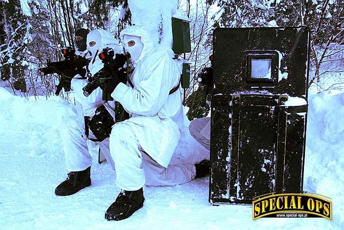 Funkcjonariusze Delty w strojach zimowych podczas udziału w jednym z epizodów wojskowych ćwiczeń pk. Strong Resolve 2002.