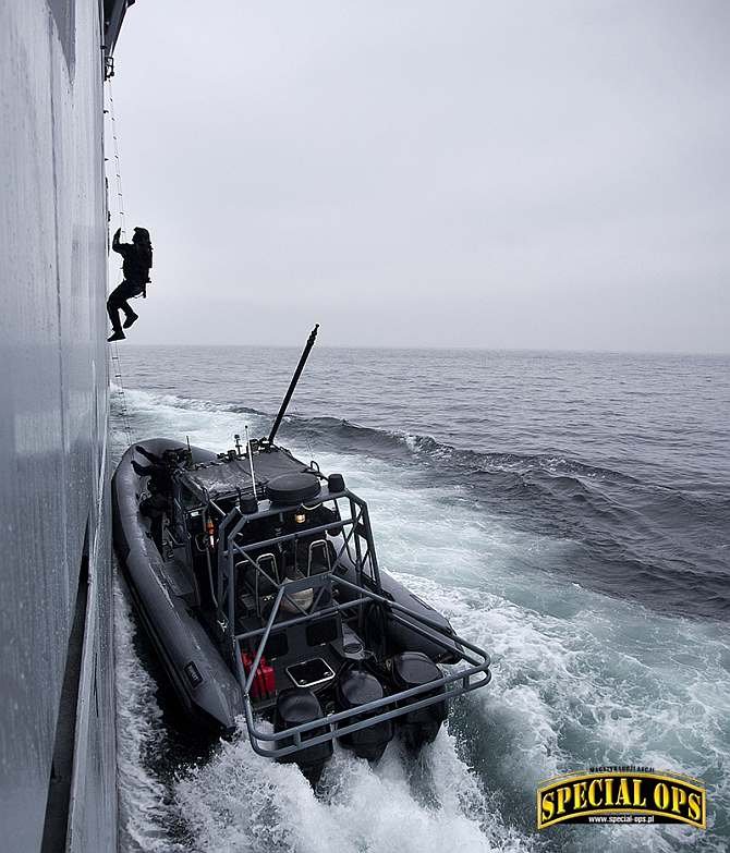 Kontrterroryści norweskiej policji podczas ćwiczeń Atlas Common Challenge 2013 przy nabrzeżach Larviku, Stavern i Helgeroa opanowywali z łodzi RIB m.in. statek straży przybrzeżnej KV Barentshav.