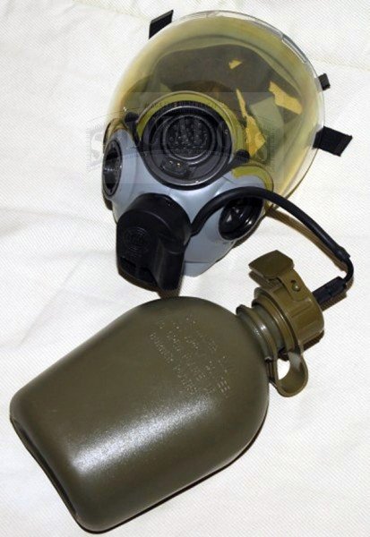 Część manierek jest przystosowana do współpracy z maskami przeciwgazowymi. Widoczna na zdjęciu manierka M-1961 ma założony specjalny korek NBC pozwalający w sposób bezpieczny pić z niej w masce – w tym przypadku modelu MSA MC-2/P.