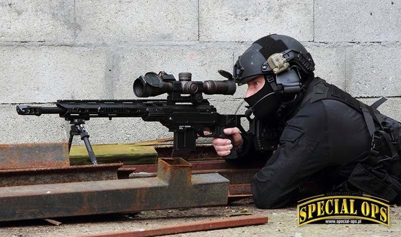 Broń firmy CADEX wzbudziła zainteresowanie m.in. jednostki kontrterrorystycznej RAID francuskiej policji. Na zdjęciu snajper z CDX-30 Guardian z krótką 20-calową lufą (dł. broni 1092 mm/862,3 mm, masa 6,078 kg).