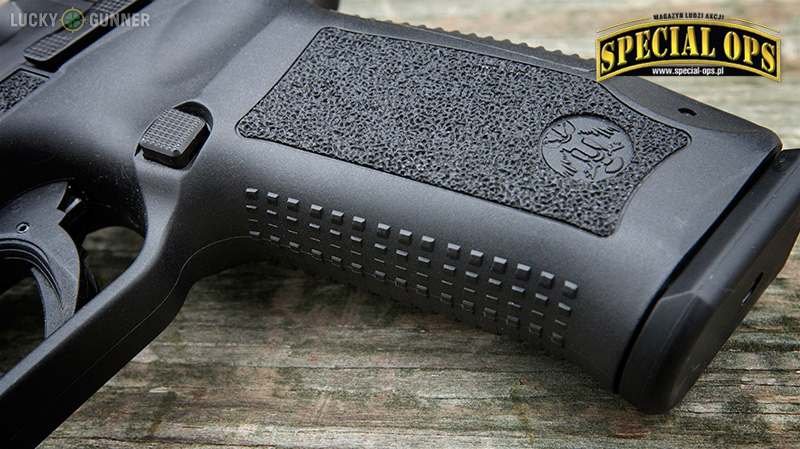 Chwyt pistoletowy nowych Caników ma bardzo dobrze dopracowany profil i antypoślizgową teksturę.