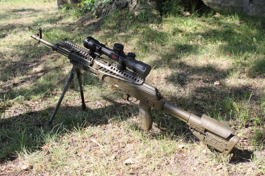 7,62-mm kbk AKMS z wyposażenia wydziału gdańskiego: ulepszone akcesoria TDI/CAA (kolba teleskopowa, ergonomiczny chwyt, system szyn montażowych), w barwach kamuflujących. Na jednym zdjęciu w roli parasnajperskiej z dwójnogiem i celownikiem optycznym ATN 5