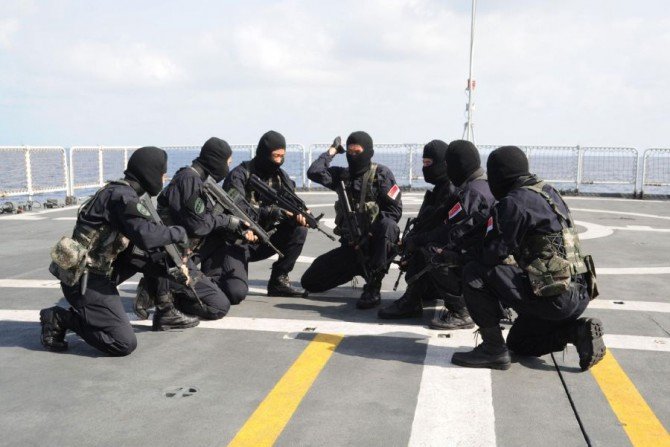 Siły specjalne chińskiej marynarki wojennej podczas szkolenia. Fot. chinesemilitaryreview.blogspot.com
&nbsp;