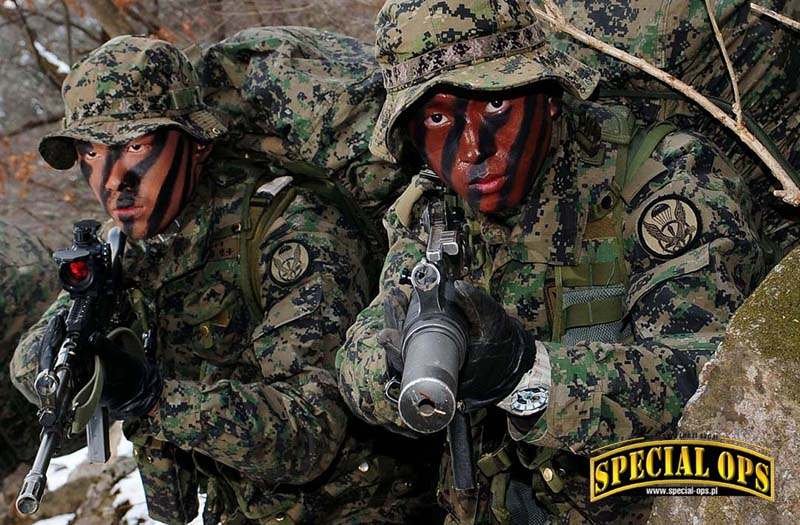 Oprócz broni kalibru 5,56 mm żołnierze ROKA SF szeroko wykorzystują 9 mm pm K7 z integralnym tłumikiem dźwięku; (zdjęcie: ROK MND/ROK Army, Jeong Seung Ik)