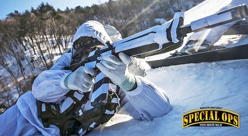Żołnierze sił specjalnych armii Korei Płd. podczas treningu zimowego w zakresie misji rozpoznania specjalnego; fot. 1(5): ROK MND/ROK Army, Jeong Seung Ik



7. Zwiadowcy-płetwonurkowie ROKA SF potrafią działać w najtrudniejszych warunkach klimatyczn.
