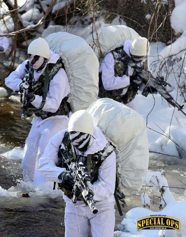 Żołnierze sił specjalnych armii Korei Płd. podczas treningu zimowego w zakresie misji rozpoznania specjalnego; fot. 2(5): ROK MND/ROK Army, Jeong Seung Ik