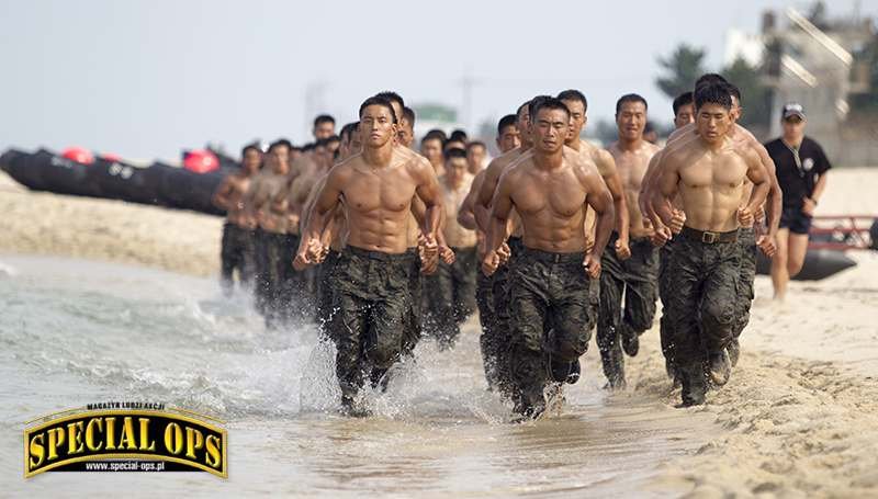 5. Brygada Sił Specjalnych „Czarny Smok” specjalizuje się w morskich operacjach amfibijnych...; fot.: ROK MND/ROK Army, Jeong Seung Ik