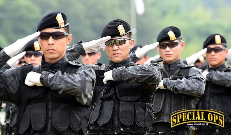 Żołnierze 707. batalionu misji  specjalnych  w nowych mundurach Kryptek Typhon, po prawej ze strzelbą Kel-Tec KSG („SPECIAL OPS” nr 5/2012); fot 1(2): ROK MND/ROK Army, Jeong Seung Ik