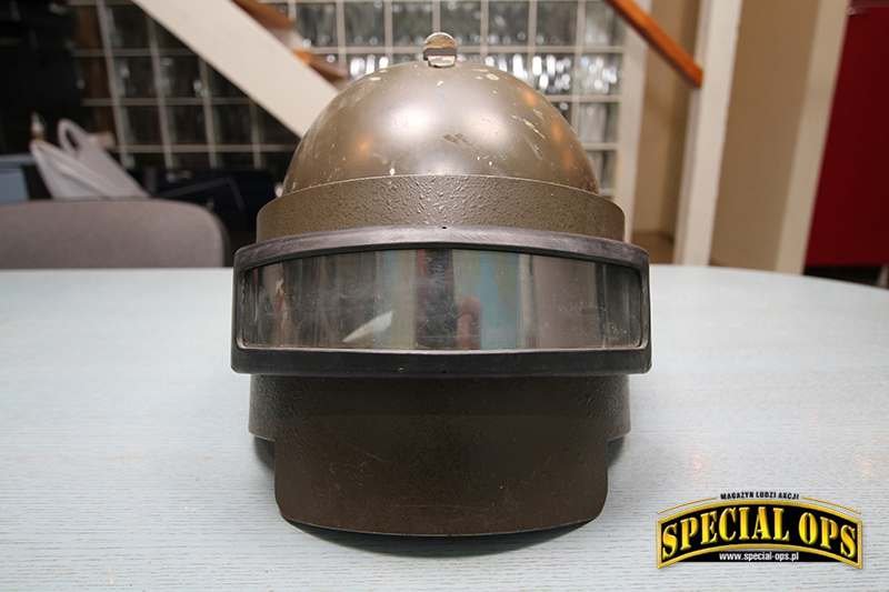 Szwajcarski Tig Psh-77 z tytanową osłoną twarzy VS-K-77 (i odłączonym mikrofonem).