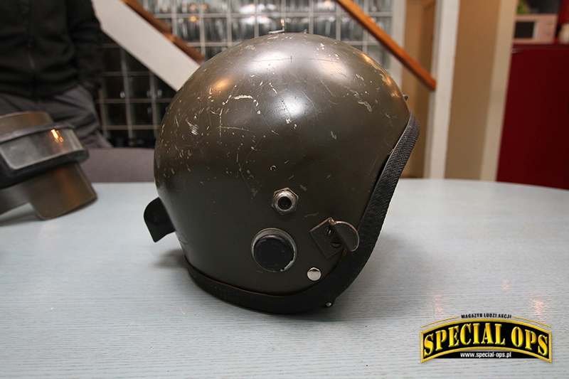 Szwajcarski Tig Psh-77 z tytanową osłoną twarzy VS-K-77 (i odłączonym mikrofonem).