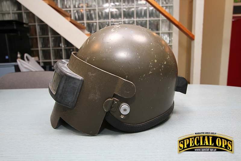 Szwajcarski Tig Psh-77 z tytanową osłoną twarzy VS-K-77 (i odłączonym mikrofonem).