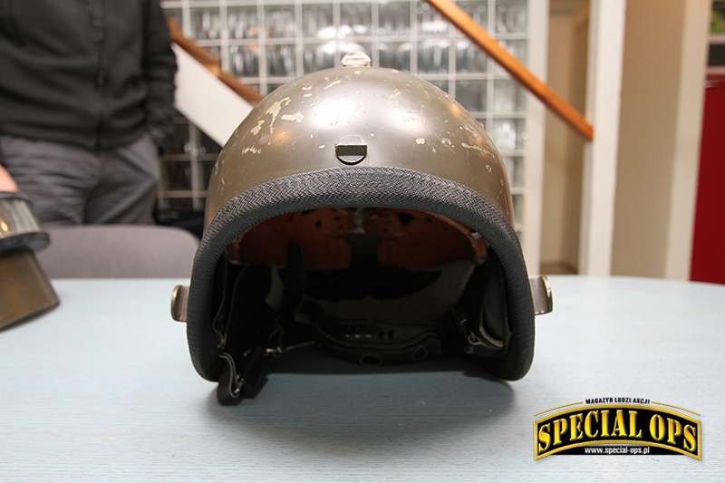 Szwajcarski Tig Psh-77 z tytanową osłoną twarzy VS-K-77 (i odłączonym mikrofonem).