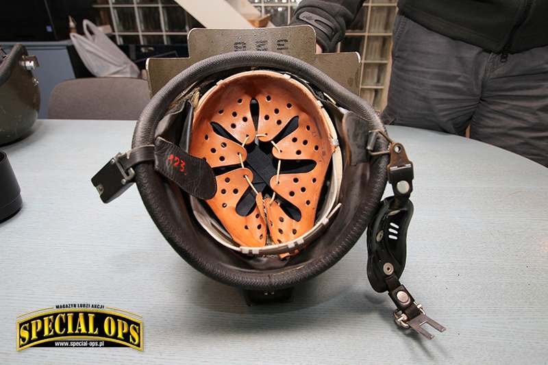 Szwajcarski Tig Psh-77 z tytanową osłoną twarzy VS-K-77 (i odłączonym mikrofonem).