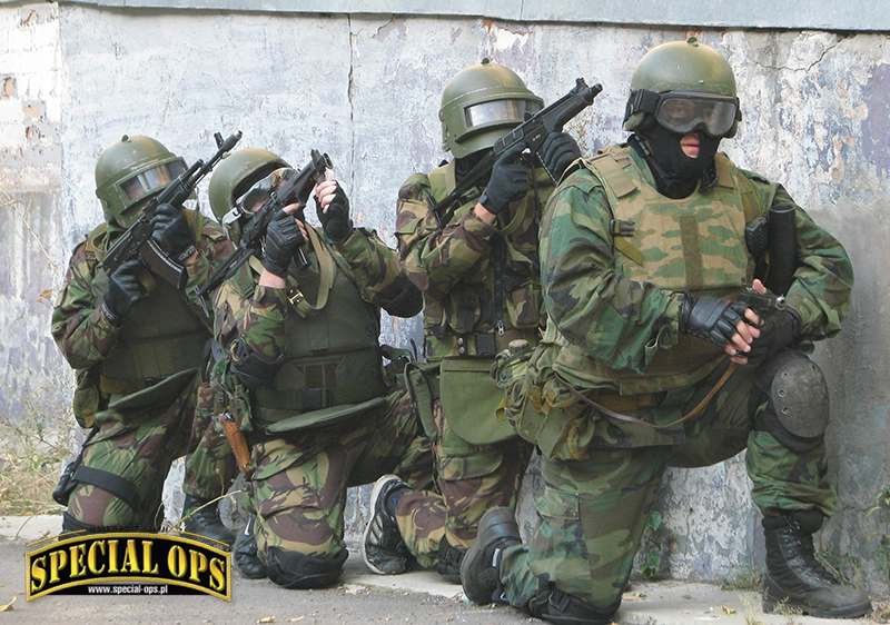 Komandosi lokalnego pododdziału antyterrorystycznego FSB (ROSN UFSB) w tytanowych hełmach 6B6-3 z osłonami twarzy i bez nich.