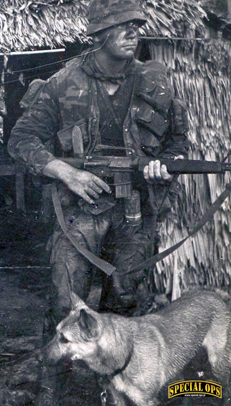 Silver, pierwszy pies bojowy-spadochroniarz Navy SEAL
i jego przewodnik Dewayn „Wally” G. Schwalenberg w Wietnamie.