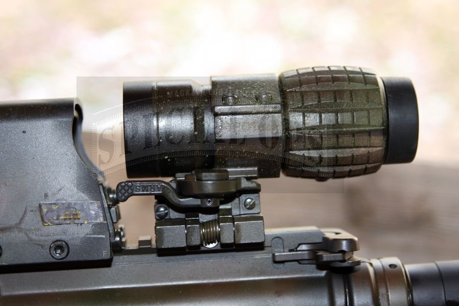 Przystawka powiększająca
EOTech 3X Magnifier do celowników
holograficznych HWS 551, stosowanych
do karabinków i pistoletów maszynowych w arsenale WZD.