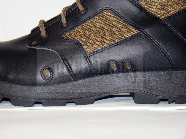 Zbliżenie na otwory drenażowe w dole buta. Od wewnątrz zabezpieczone są gęstą siatką, dzięki czemu do środka nie przedostają się piasek czy kamienie.