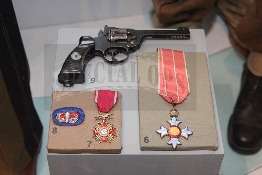 Pamiątki po generale broni Stanisławie Sosabowskim: r ewolwer Enfi eld 38 No. 2
Mk 1, Order Imperium Brytyjskiego kl. III, Złoty Krzyż Zasługi z Mieczami
oraz odznak a amerykańskich wojsk powietrzno-desantowych.