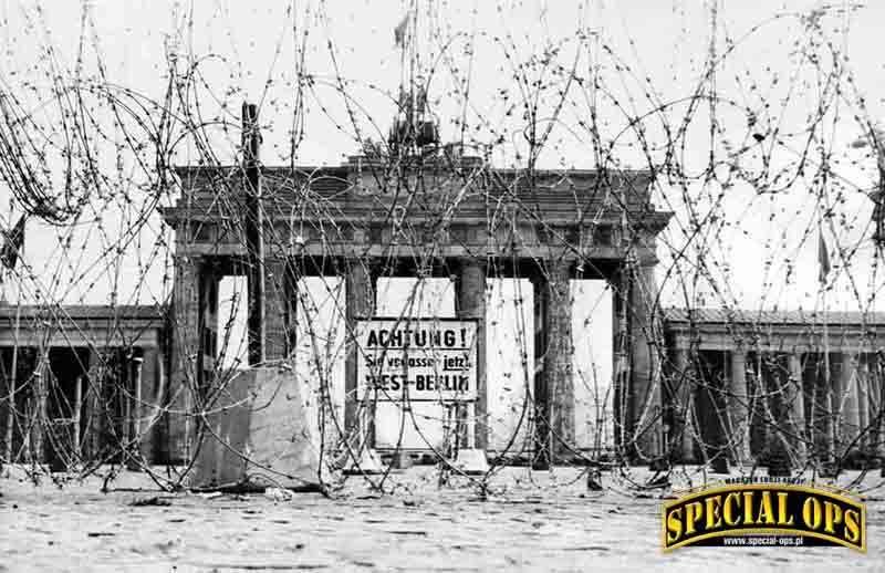 Widok na Bramę Brandenburską za zasiekami drutów kolczastych - koniec lat czterdziestych XX wieku
