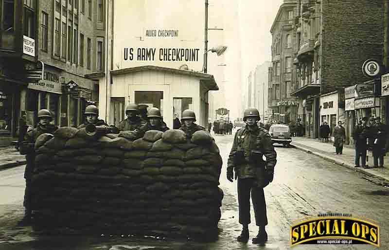 Posterunek US Army checkpoint Charlie na przejściu ze wschodniej części miasta do strefy amerykańskiej Berlina Zachodniego, 1961 r.