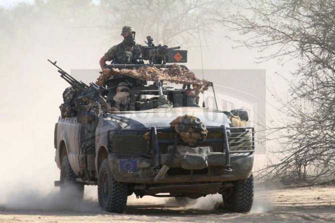 Żołnierze ARW w samochodzie terenowym Ford F350 Special Reconnaissance Vehicle podczas misji stabilizacyjnej wojsk UE w Czadzie.