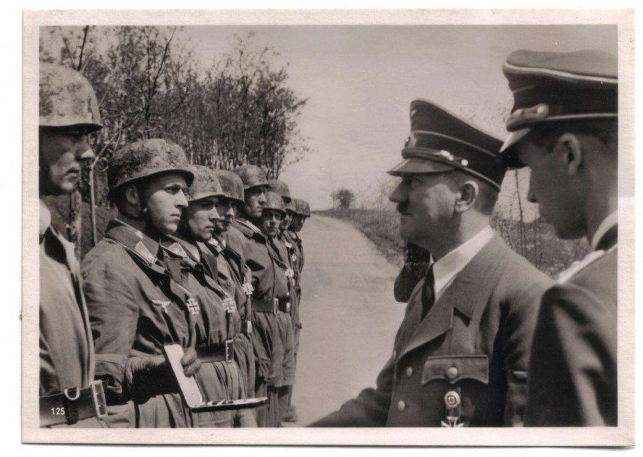 Fot. 1. Dekoracja żołnierzy z SG Granit przez Adolfa Hitlera po zdobyciu fortu Eben Emael