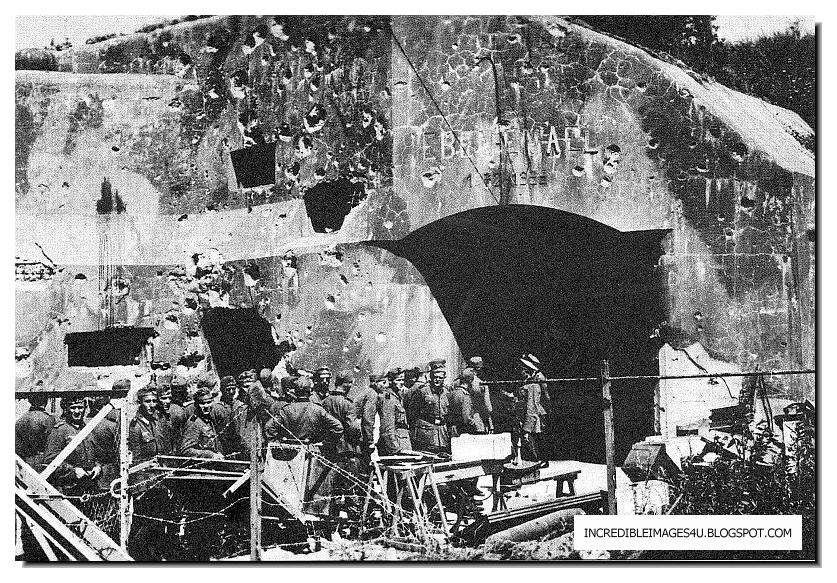 Fot. 5. Oficerowie i żołnierz niemieccy oglądający zniszczenia wejścia do podziemi fortu Eben Emael