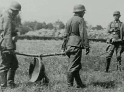 Fot. 6. Niemieccy żołnierze z ładunkiem kumulacyjnym. Takie same ładunki zostały użyte podczas walk o fort Eben Emael